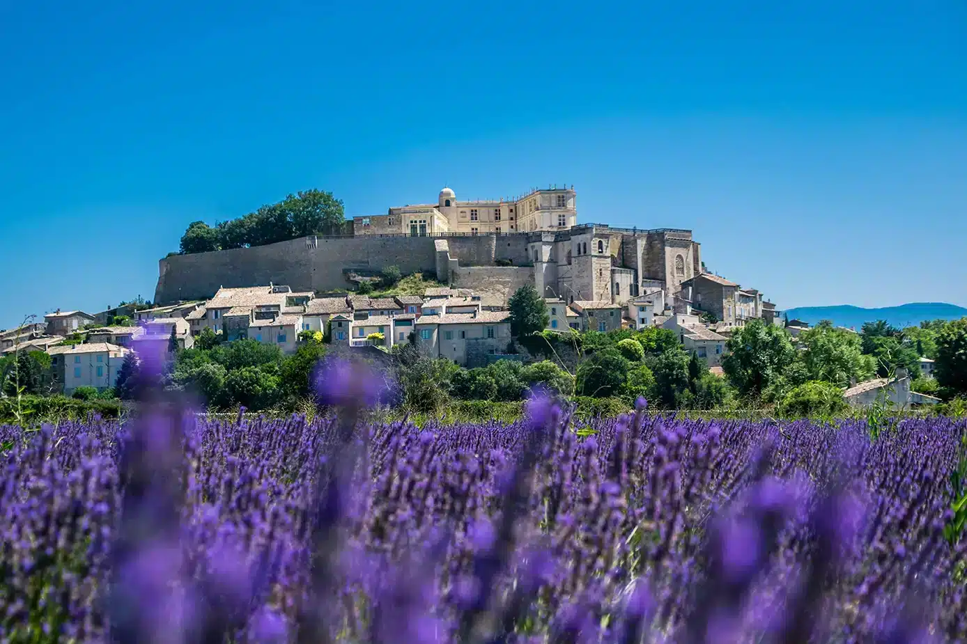 vue ensemble de grignan